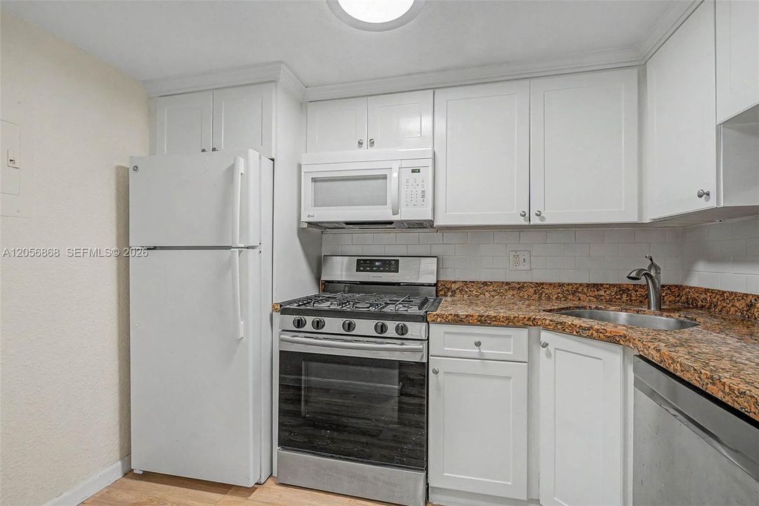 В аренду: $2,300 (2 спален, 1 ванн, 900 Квадратных фут)