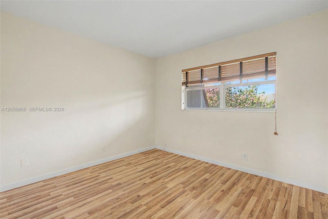 В аренду: $2,300 (2 спален, 1 ванн, 900 Квадратных фут)