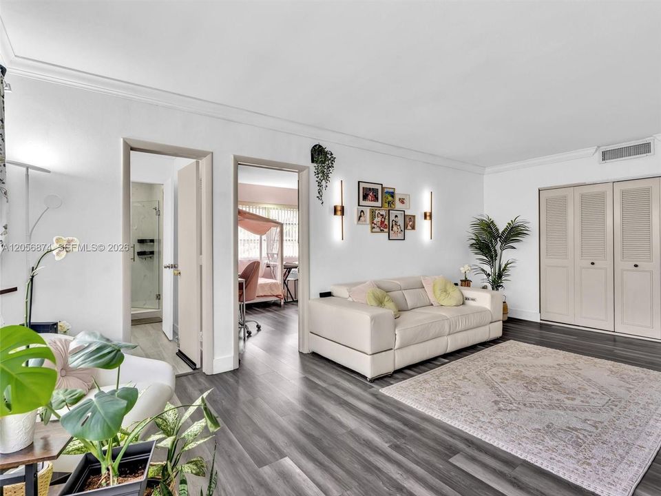 For Sale: $375,000 (2 beds, 2 baths, 1190 Square Feet)