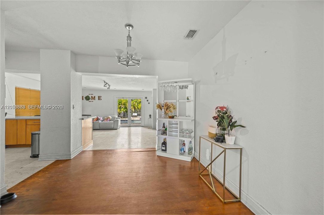 En Venta: $1,350,000 (4 camas, 3 baños, 1900 Pies cuadrados)