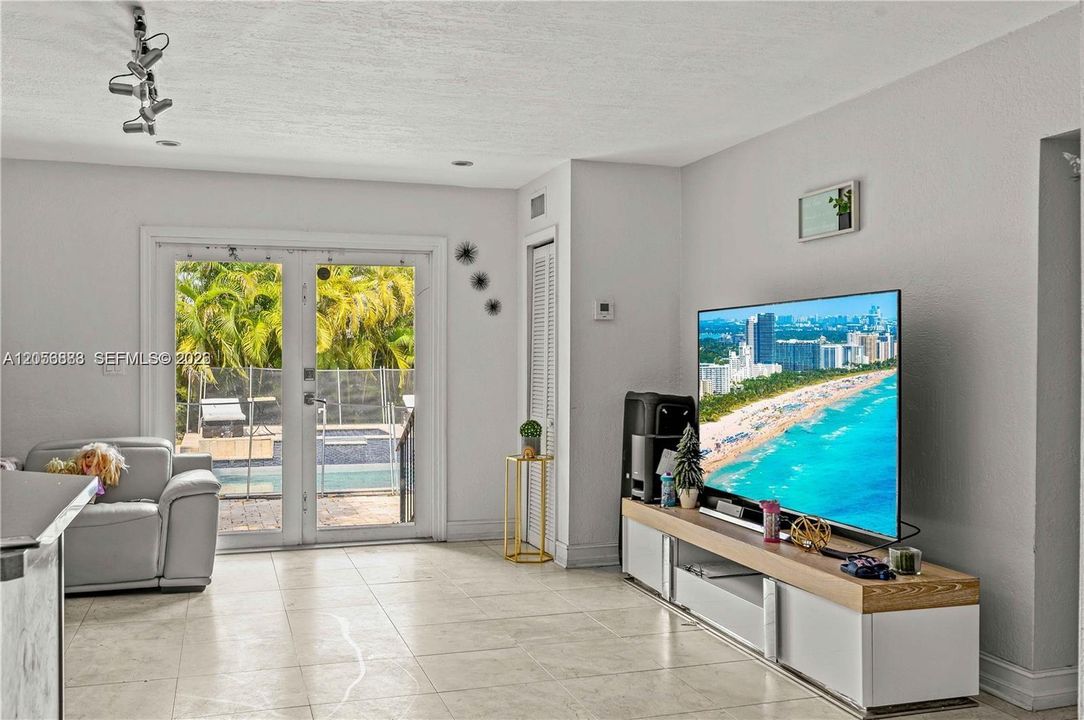 En Venta: $1,350,000 (4 camas, 3 baños, 1900 Pies cuadrados)