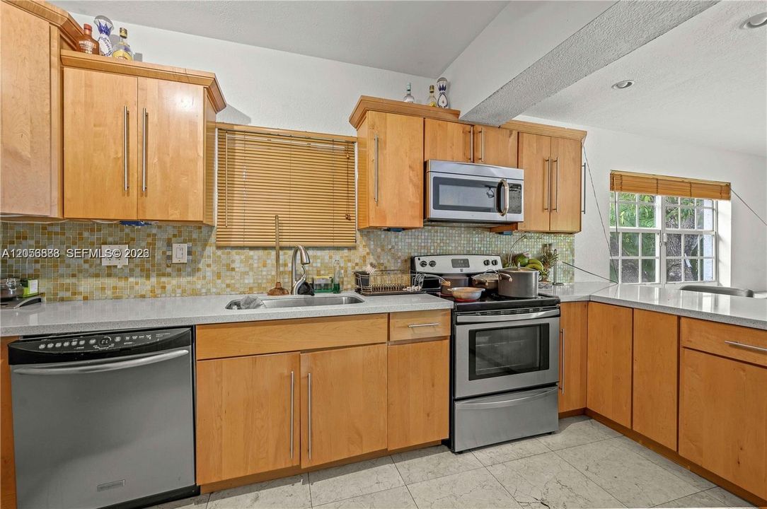 En Venta: $1,350,000 (4 camas, 3 baños, 1900 Pies cuadrados)