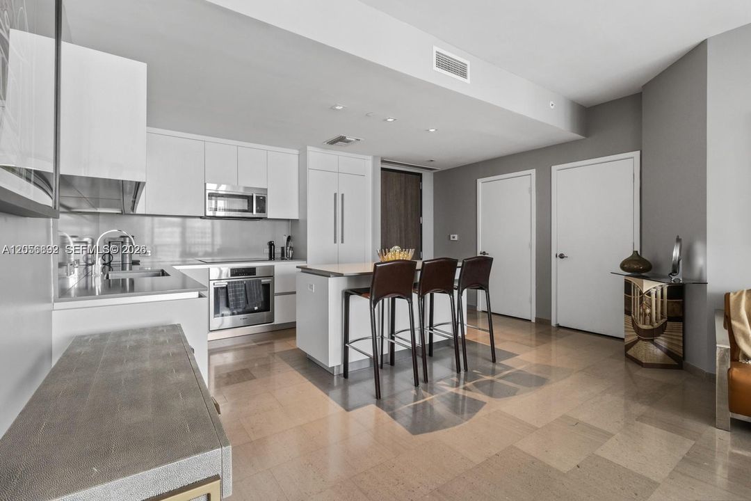 For Sale: $1,095,000 (2 beds, 2 baths, 1259 Square Feet)