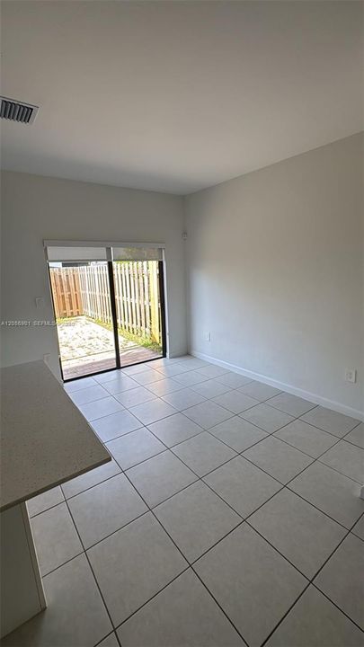 В аренду: $2,600 (3 спален, 3 ванн, 1328 Квадратных фут)