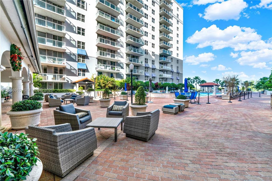 For Rent: $2,400 (2 beds, 2 baths, 922 Square Feet)