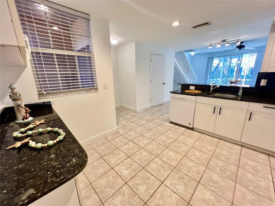 В аренду: $2,700 (2 спален, 2 ванн, 1177 Квадратных фут)