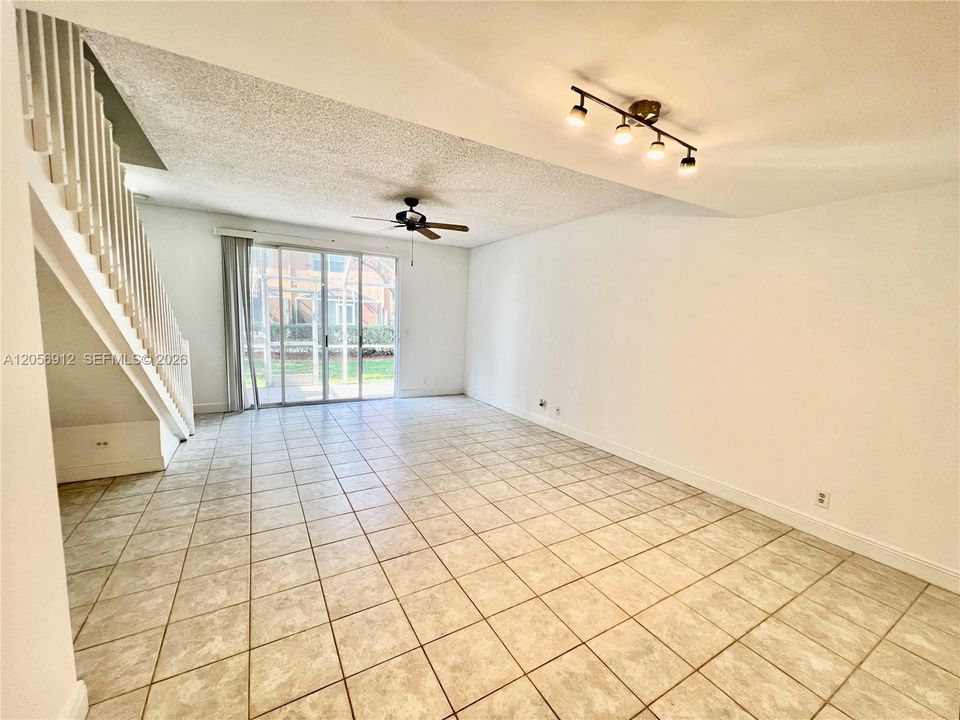 В аренду: $2,700 (2 спален, 2 ванн, 1177 Квадратных фут)