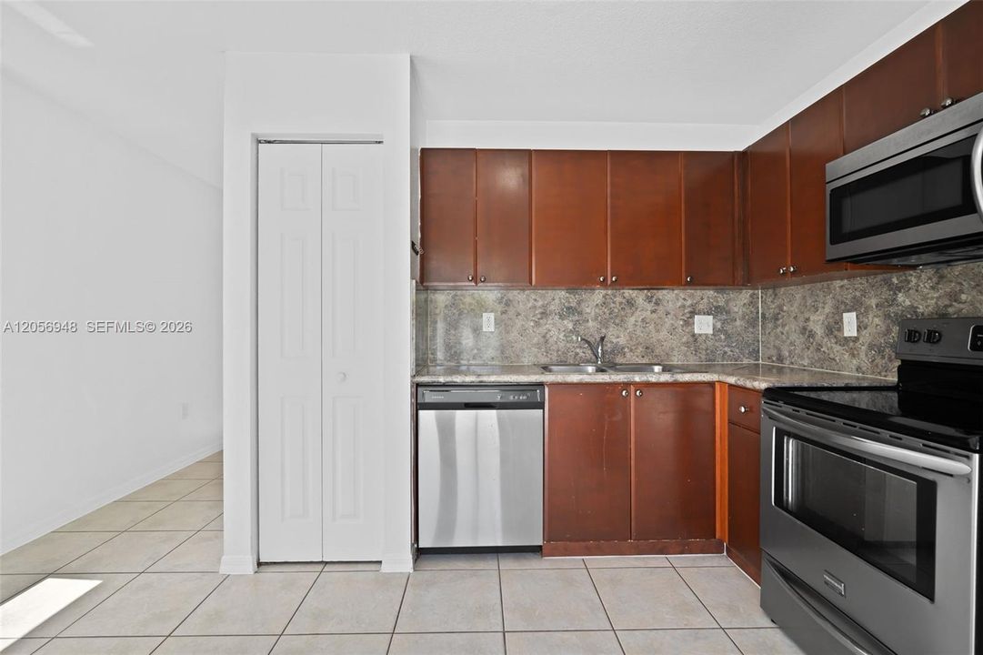 На продажу: $425,000 (2 спален, 2 ванн, 1568 Квадратных фут)