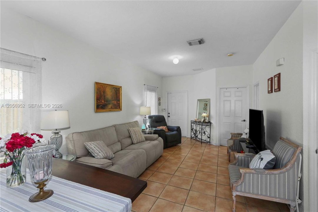 En Venta: $529,000 (4 camas, 3 baños, 1507 Pies cuadrados)