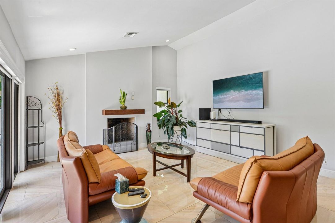 12-web-or-mls-Equestrian Dr-S1707-012