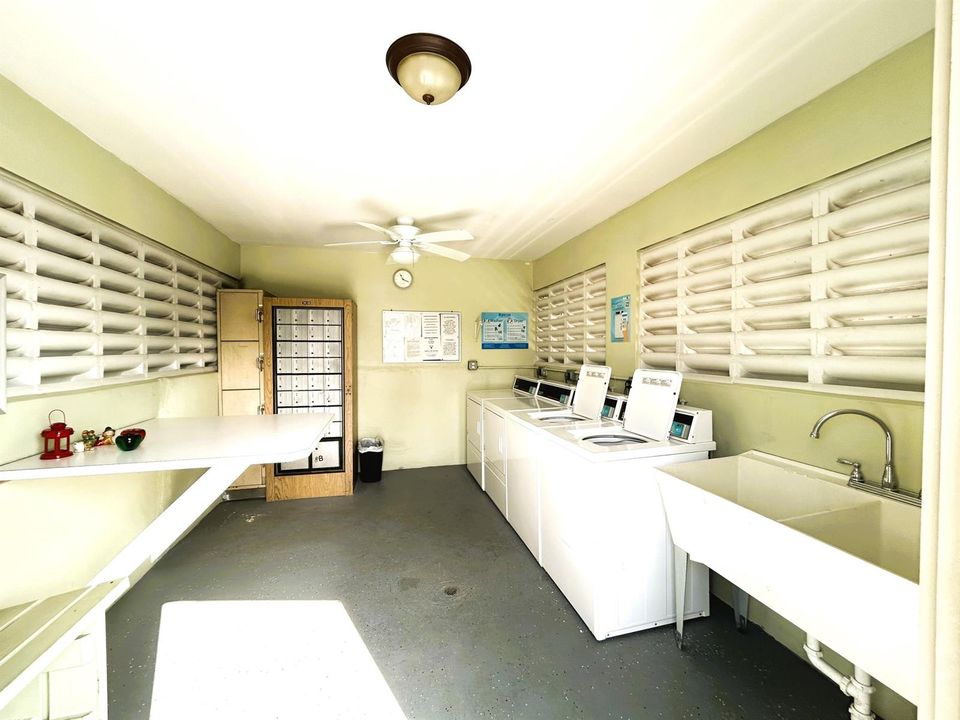 COMMON LAUNDRY ROOM