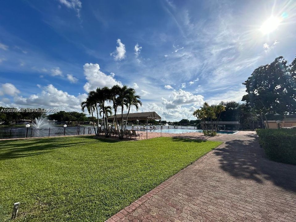 For Sale: $289,900 (2 beds, 2 baths, 960 Square Feet)