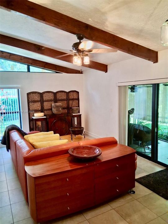 For Sale: $289,900 (2 beds, 2 baths, 960 Square Feet)