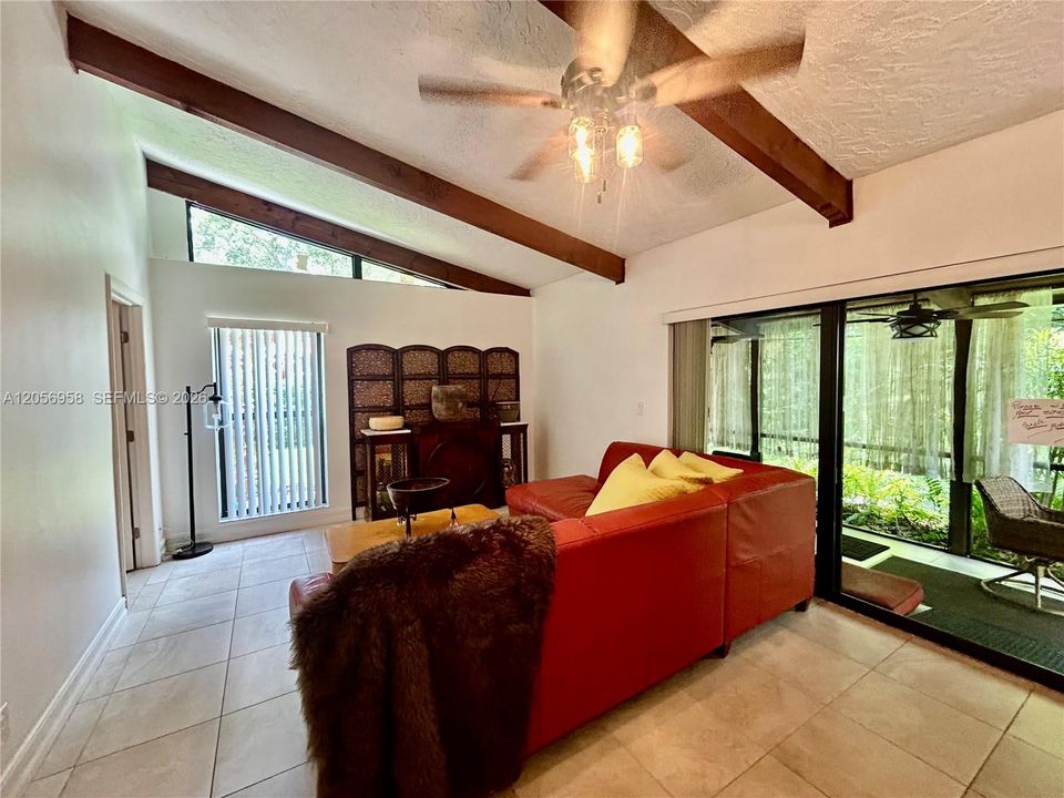 For Sale: $289,900 (2 beds, 2 baths, 960 Square Feet)