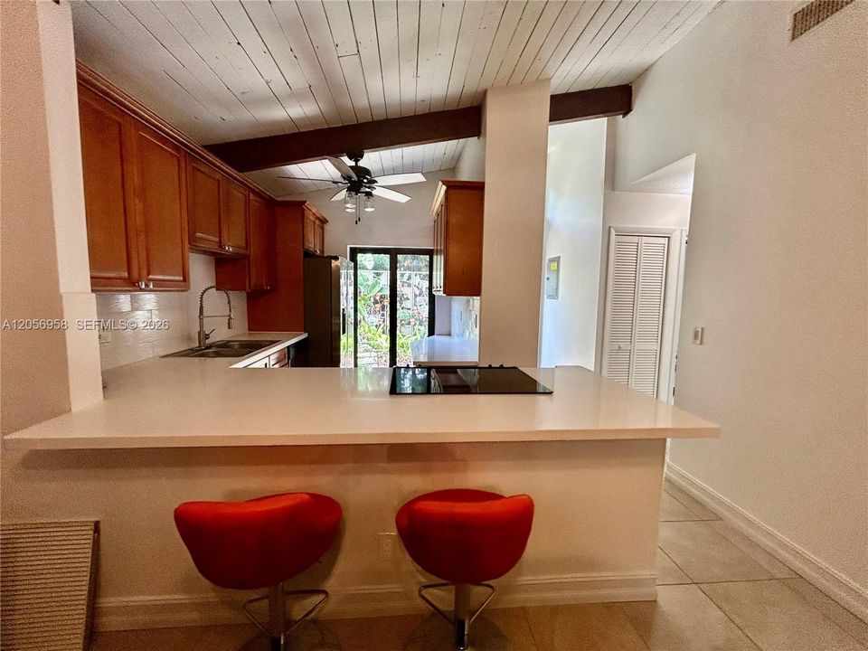 For Sale: $289,900 (2 beds, 2 baths, 960 Square Feet)
