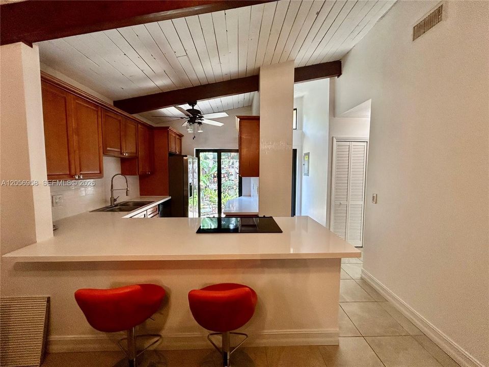 For Sale: $289,900 (2 beds, 2 baths, 960 Square Feet)