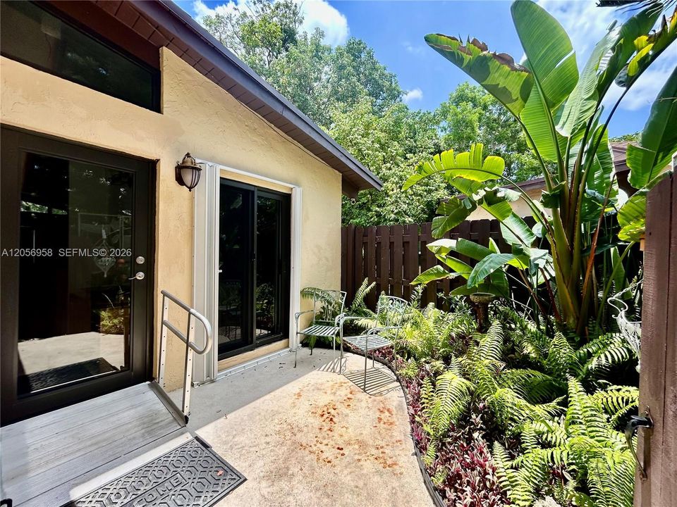 For Sale: $289,900 (2 beds, 2 baths, 960 Square Feet)