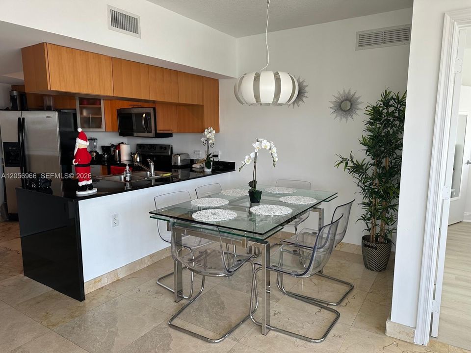 En Venta: $560,000 (2 camas, 2 baños, 1048 Pies cuadrados)