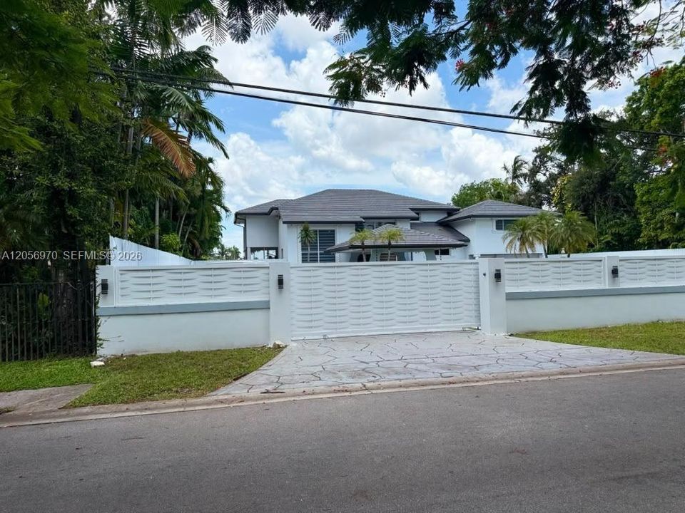В аренду: $14,000 (10 спален, 6 ванн, 5116 Квадратных фут)