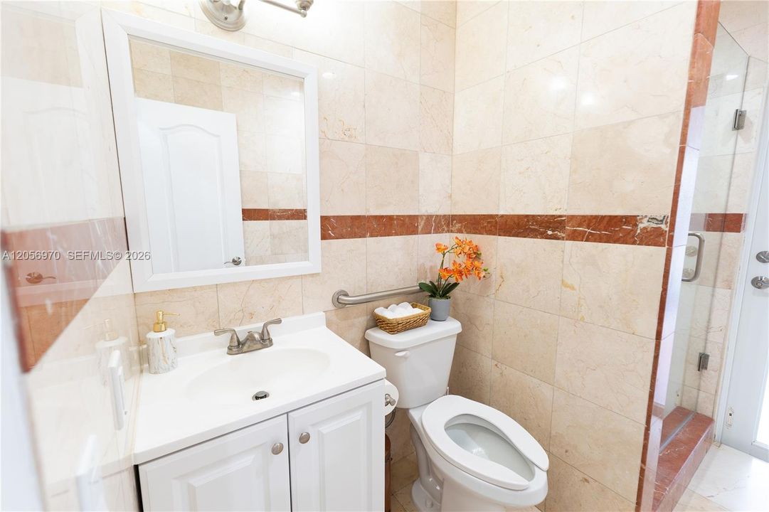В аренду: $14,000 (10 спален, 6 ванн, 5116 Квадратных фут)