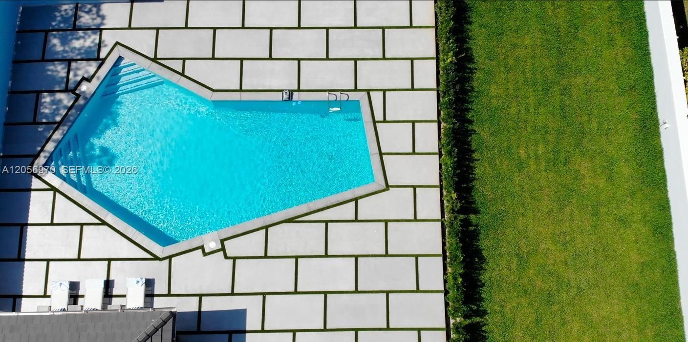 В аренду: $14,000 (10 спален, 6 ванн, 5116 Квадратных фут)