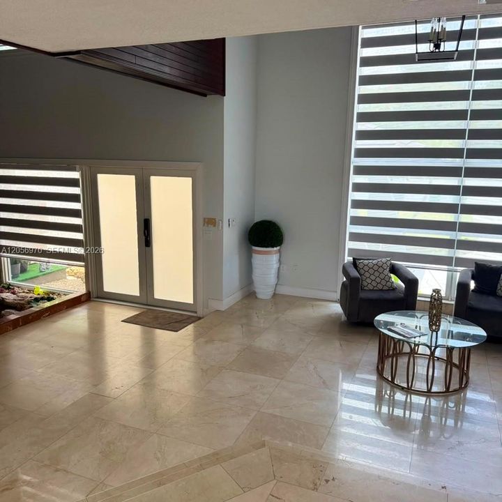 В аренду: $14,000 (10 спален, 6 ванн, 5116 Квадратных фут)