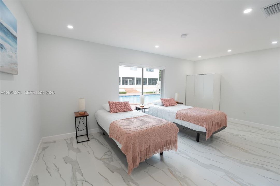 В аренду: $14,000 (10 спален, 6 ванн, 5116 Квадратных фут)