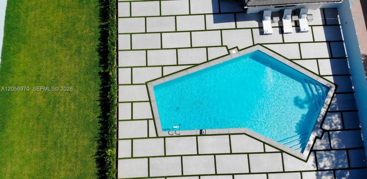 В аренду: $14,000 (10 спален, 6 ванн, 5116 Квадратных фут)