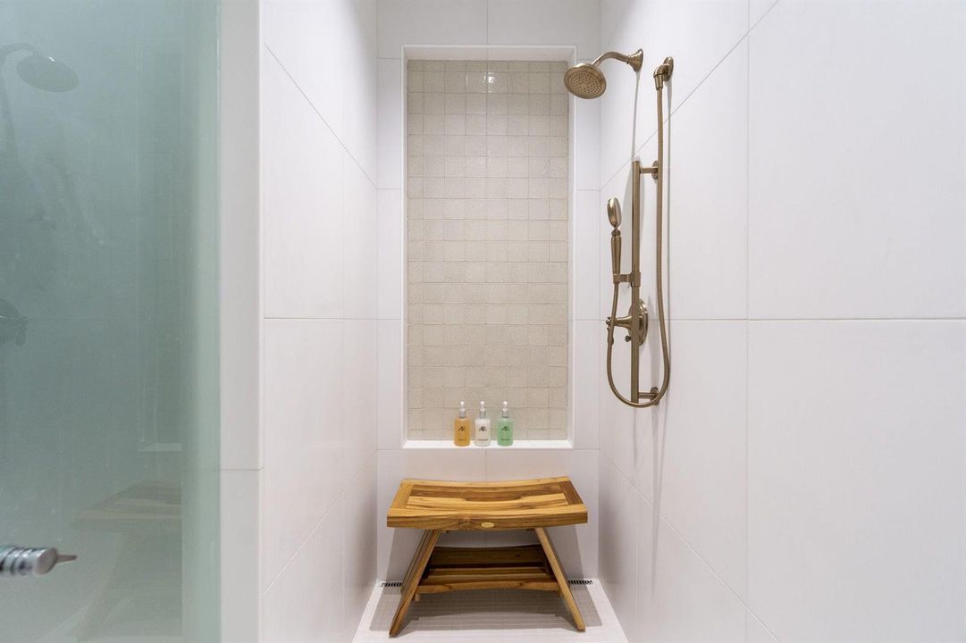 95-web-or-mls-Spa Ladies Shower - Sml