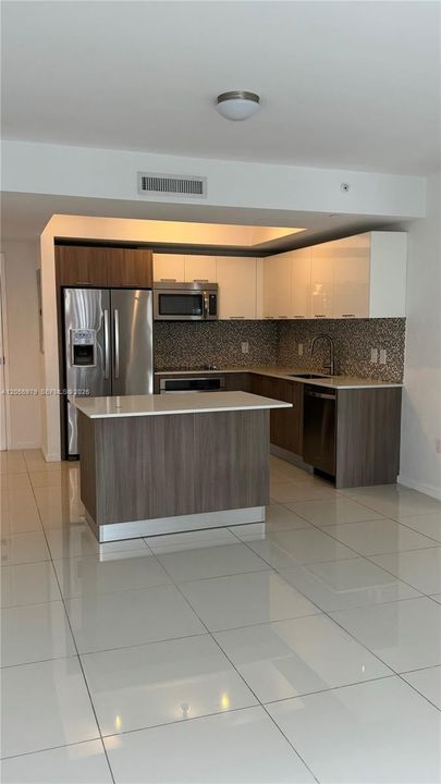 For Rent: $3,250 (2 beds, 2 baths, 950 Square Feet)