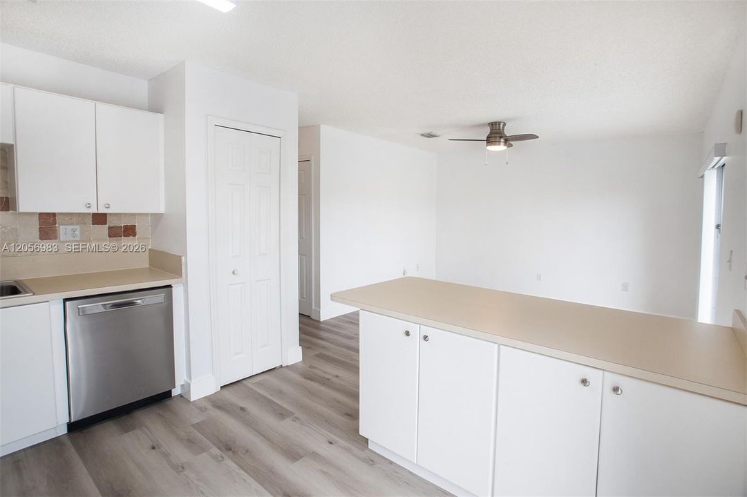 В аренду: $3,400 (4 спален, 3 ванн, 1705 Квадратных фут)