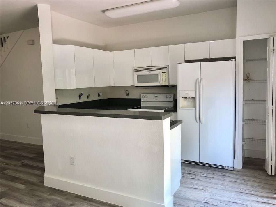 В аренду: $3,200 (3 спален, 3 ванн, 1462 Квадратных фут)