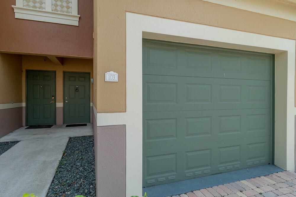 Front View/Garage