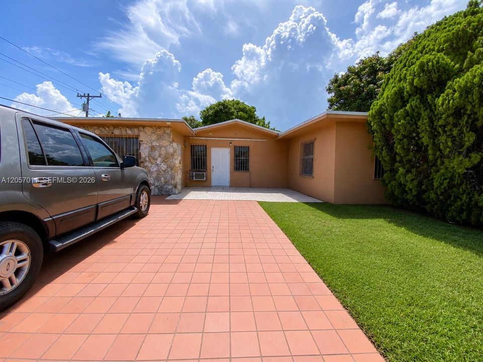 For Rent: $2,800 (3 beds, 1 baths, 2066 Square Feet)