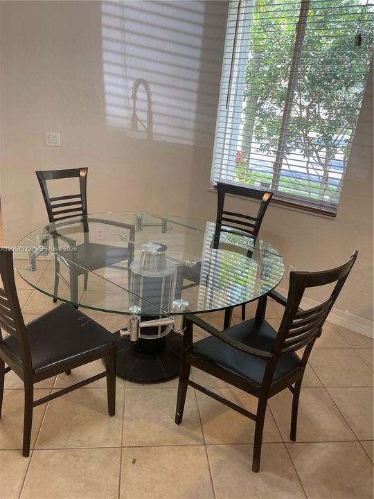For Rent: $3,200 (3 beds, 2 baths, 1684 Square Feet)