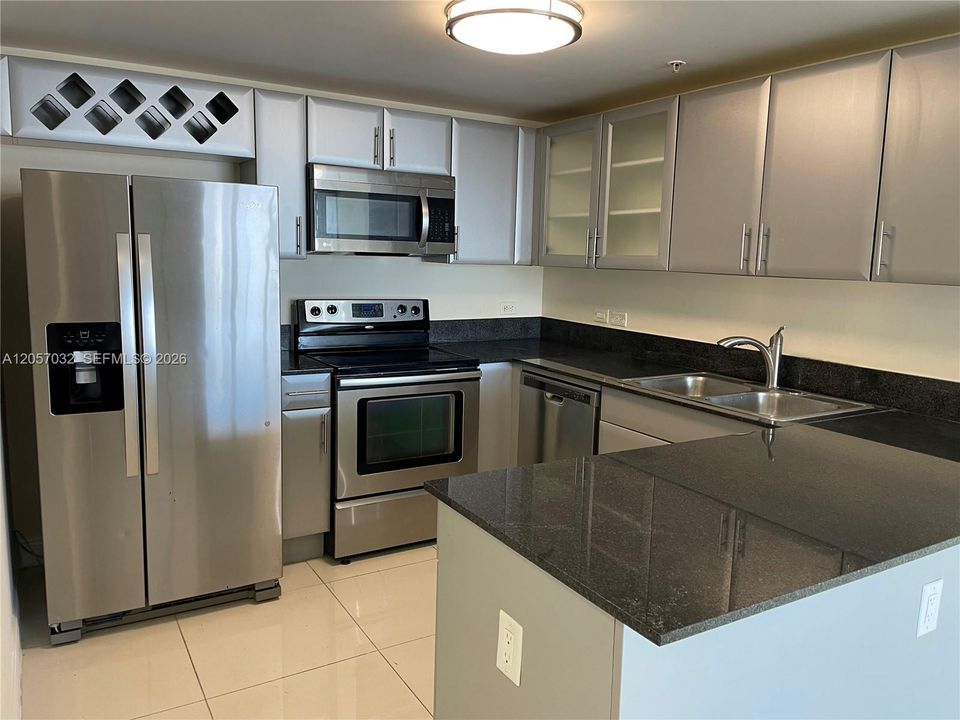 For Rent: $3,350 (2 beds, 2 baths, 1002 Square Feet)