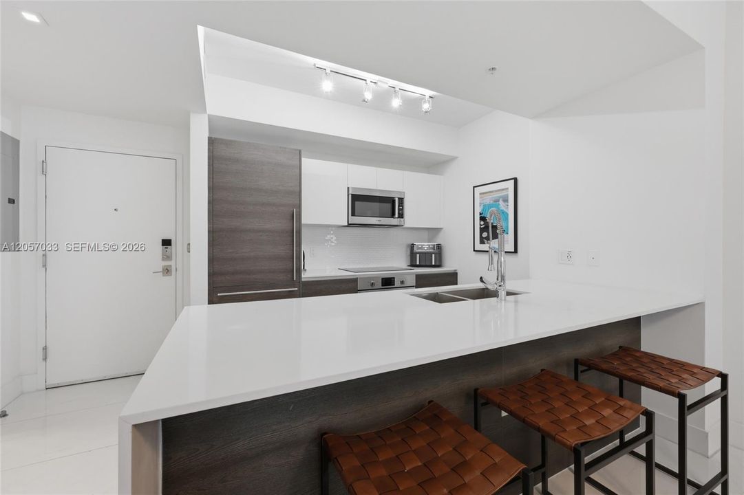 For Rent: $3,800 (1 beds, 1 baths, 692 Square Feet)