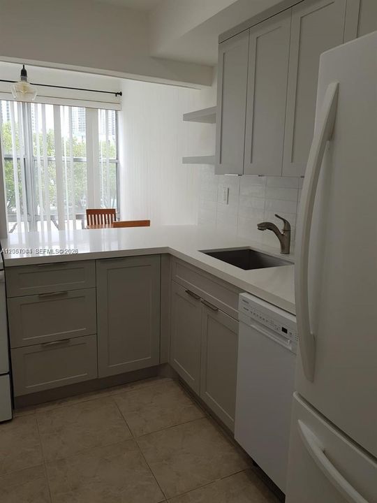 For Rent: $2,600 (2 beds, 2 baths, 892 Square Feet)