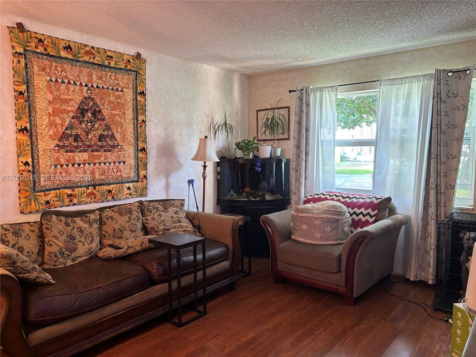 For Sale: $119,000 (1 beds, 1 baths, 710 Square Feet)