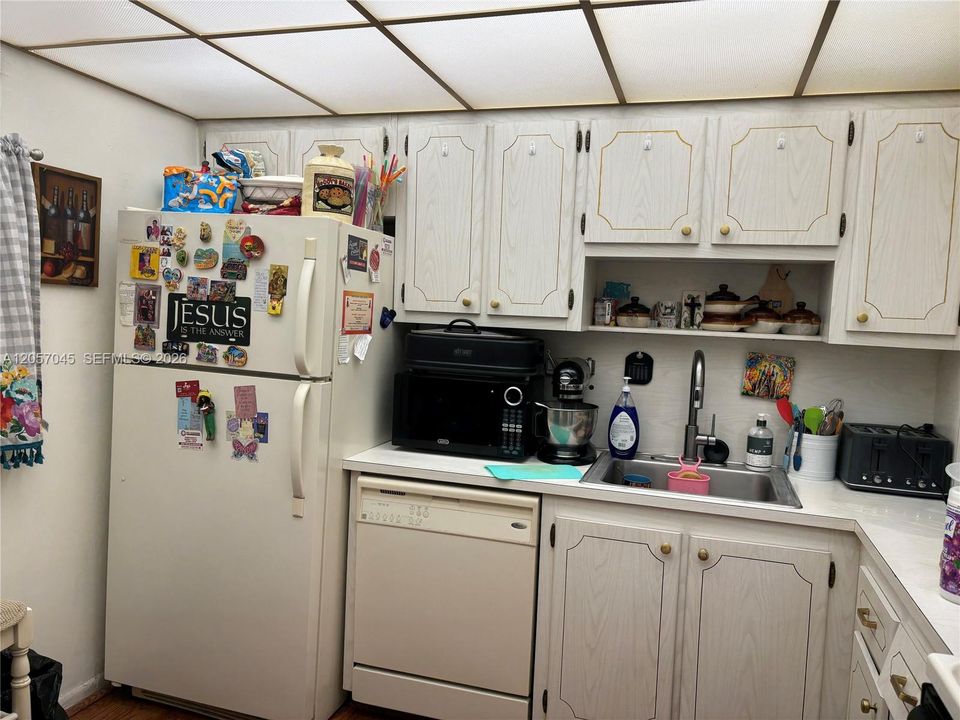 For Sale: $119,000 (1 beds, 1 baths, 710 Square Feet)