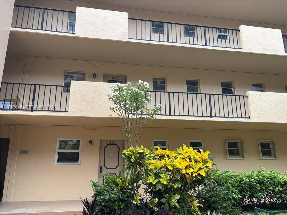 For Sale: $119,000 (1 beds, 1 baths, 710 Square Feet)