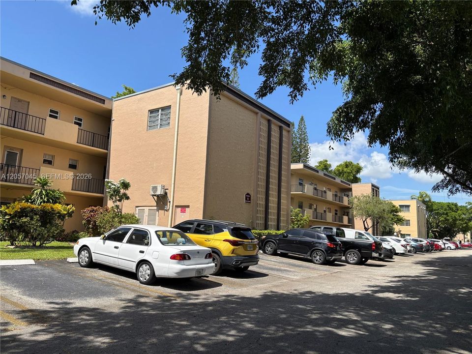 For Sale: $119,000 (1 beds, 1 baths, 710 Square Feet)