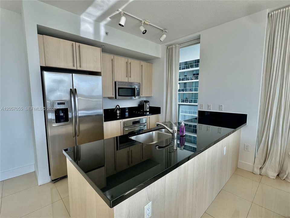 В аренду: $4,250 (2 спален, 2 ванн, 1174 Квадратных фут)