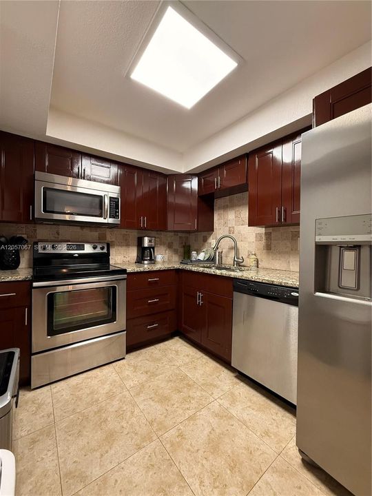 В аренду: $5,500 (2 спален, 2 ванн, 1050 Квадратных фут)