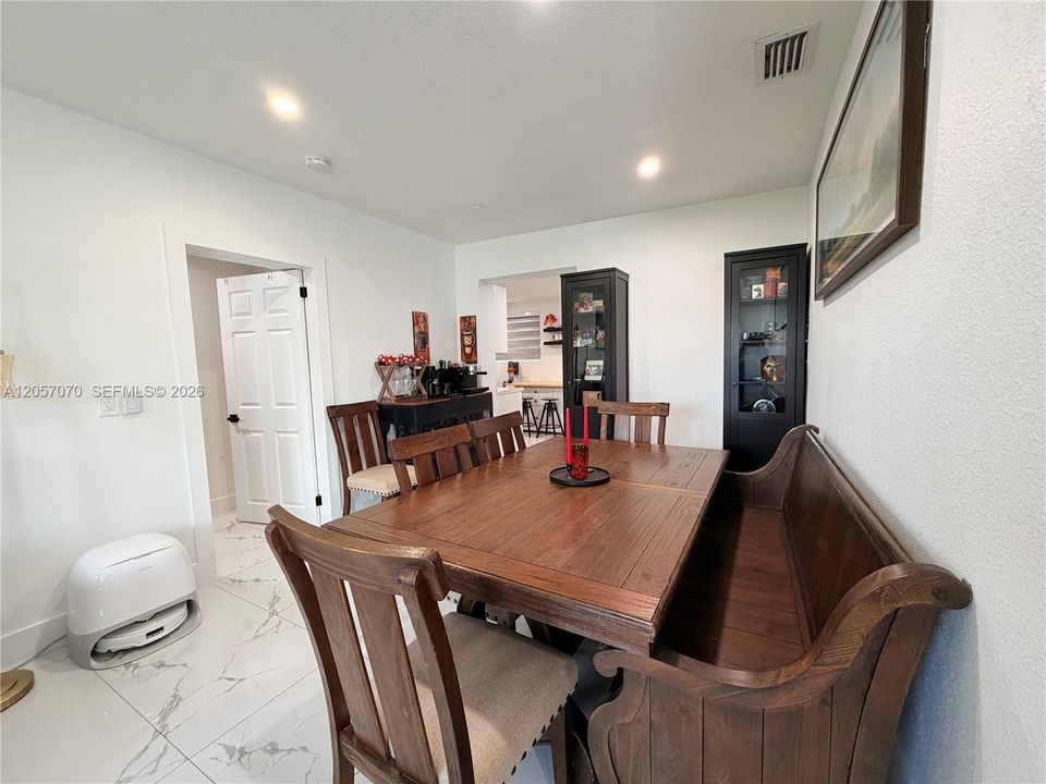 En Venta: $685,000 (3 camas, 2 baños, 1150 Pies cuadrados)