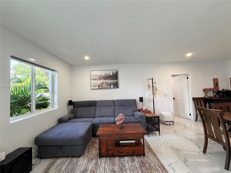 En Venta: $685,000 (3 camas, 2 baños, 1150 Pies cuadrados)