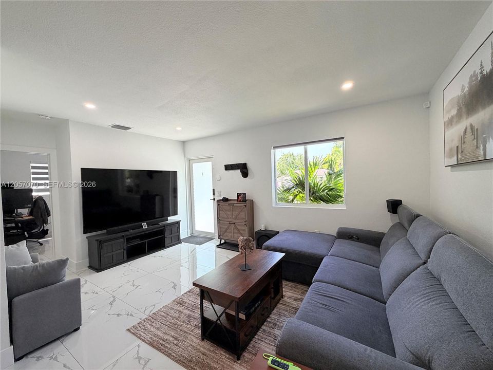 En Venta: $685,000 (3 camas, 2 baños, 1150 Pies cuadrados)