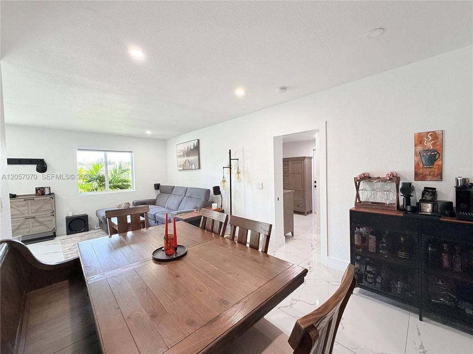 En Venta: $685,000 (3 camas, 2 baños, 1150 Pies cuadrados)