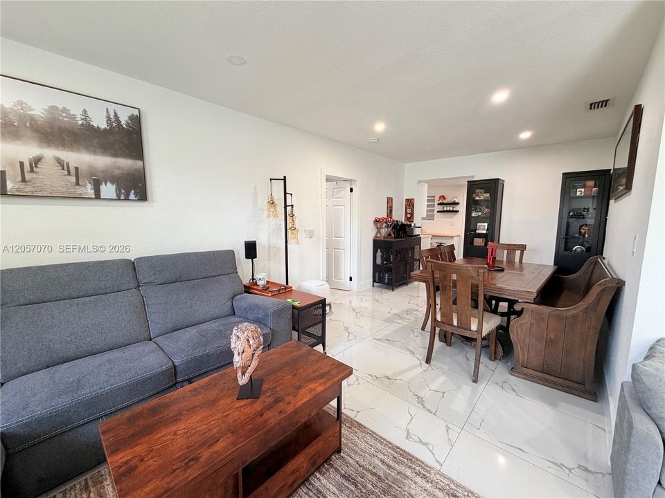 En Venta: $685,000 (3 camas, 2 baños, 1150 Pies cuadrados)