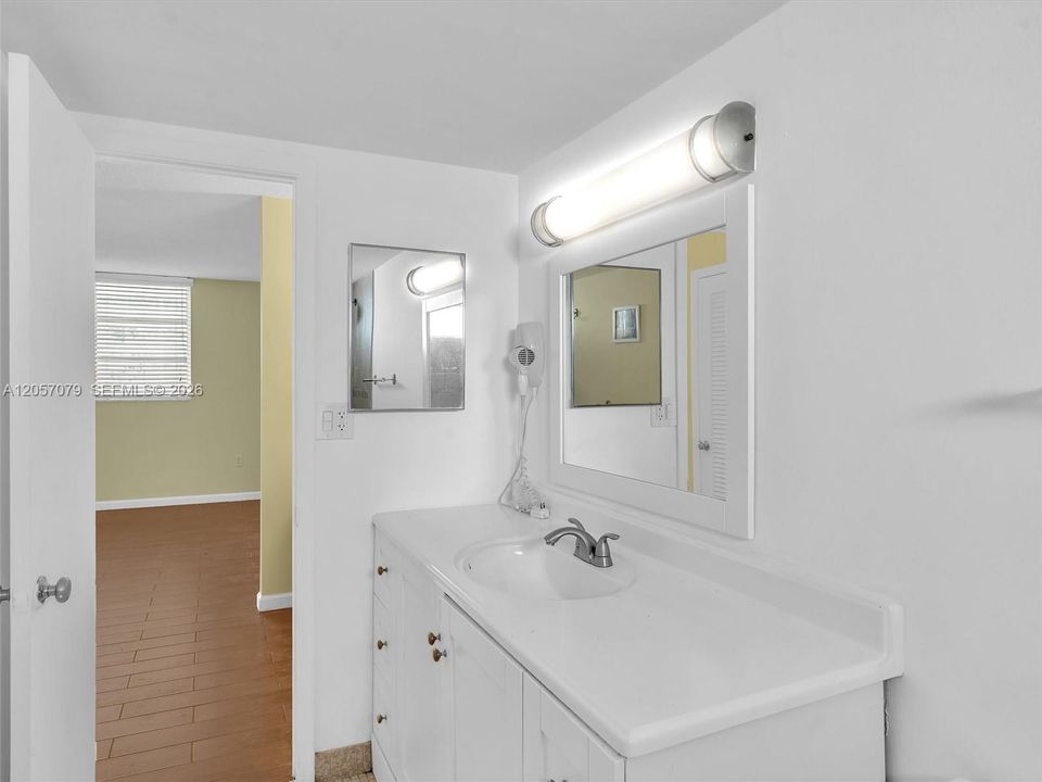 Ensuite bath details